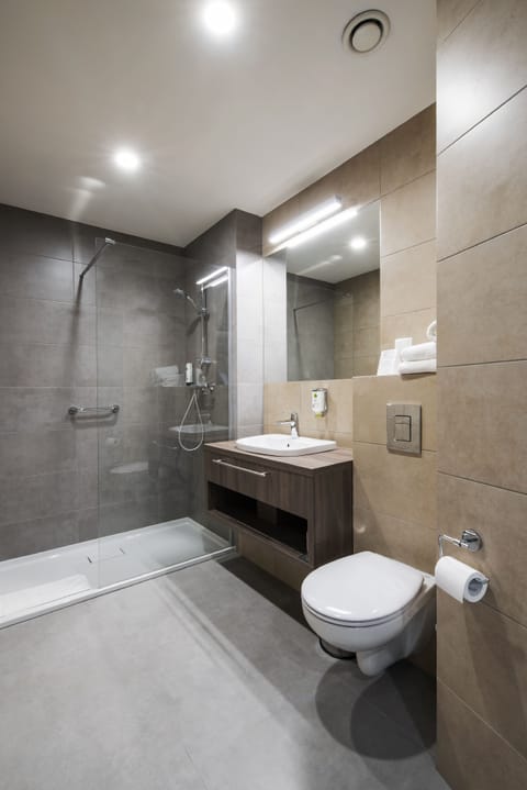 Superior Double Room | Bathroom | Shower, designer toiletries, hair dryer, towels