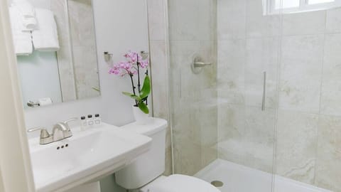 Marys Redstone retreat studio bathroom