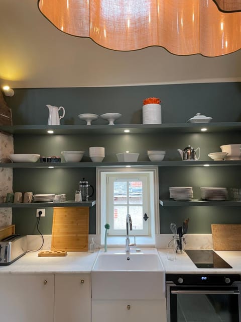 Coffee/tea maker, electric kettle