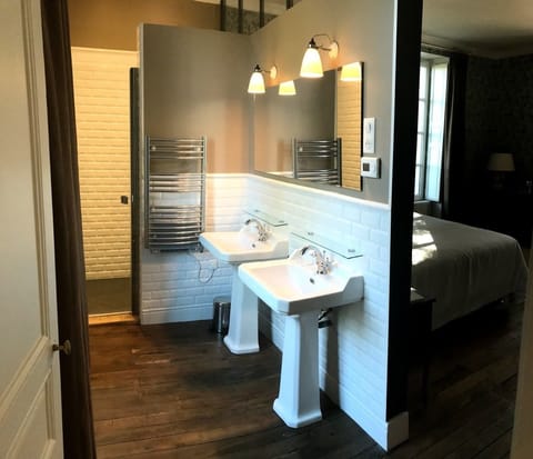 Deluxe Suite (Suite du Parc) | Bathroom sink