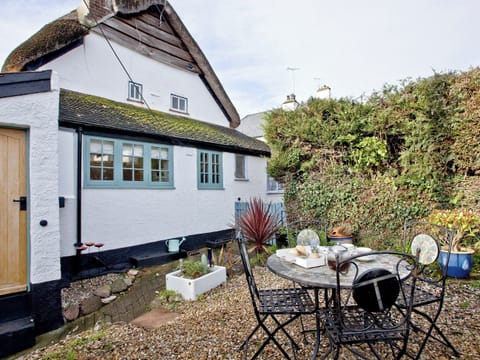 Gravelled garden with sitting out area | Sea Glass Cottage, Holcombe, Teignmouth