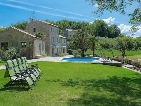 Plant, Cloud, Sky, Building, Water, Swimming Pool, Azure, Window, Natural Landscape, Outdoor Furniture