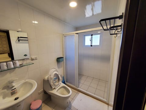 Quadruple Room (302) | Bathroom | Shower, free toiletries, hair dryer, slippers