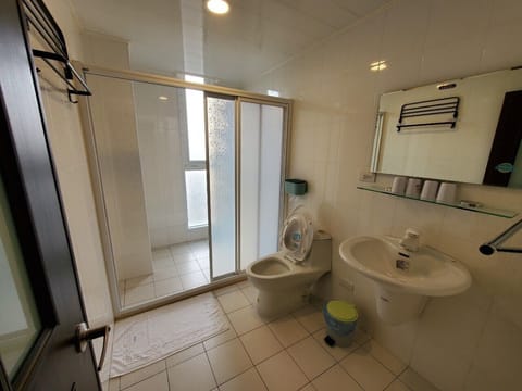 Quadruple Room (201) | Bathroom | Shower, free toiletries, hair dryer, slippers