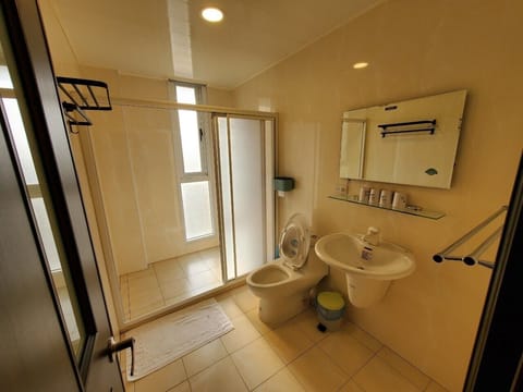 Quadruple Room (301) | Bathroom | Shower, free toiletries, hair dryer, slippers