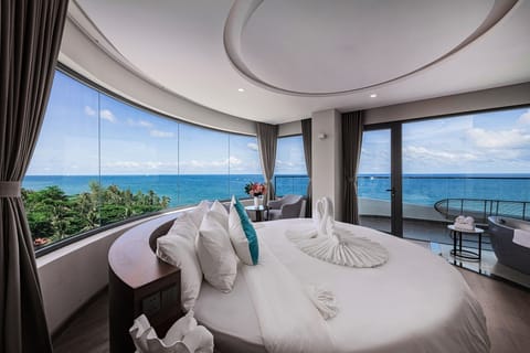 Premium Sunset Ocean Panorama | Minibar, in-room safe, individually decorated, individually furnished