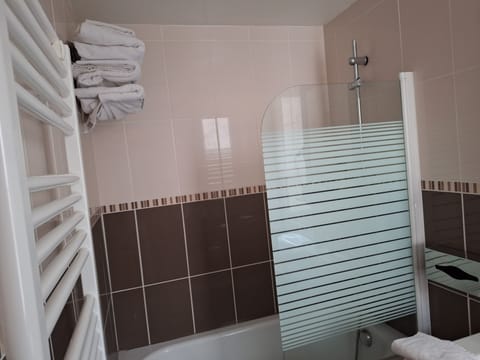 Superior Triple Room | Bathroom | Shower, free toiletries, hair dryer, towels
