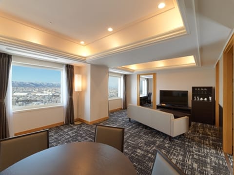 Sky View Suite Non Smoking | Premium bedding, in-room safe, desk, laptop workspace