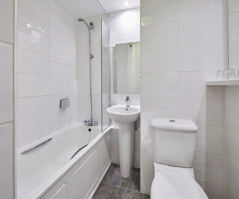 Combined shower/tub, free toiletries, hair dryer, towels