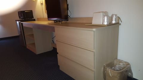 Room, 1 King Bed, Smoking | Desk, free cribs/infant beds, free WiFi, bed sheets