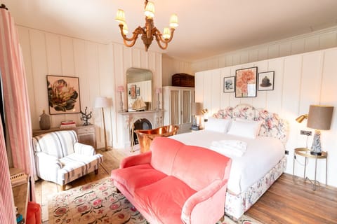 Townhouse Suite | Premium bedding, minibar, in-room safe, desk