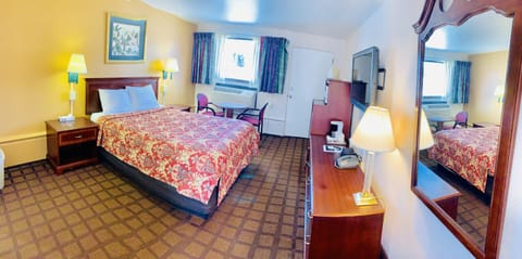Standard Room, 1 Queen Bed | Down comforters, free WiFi, bed sheets