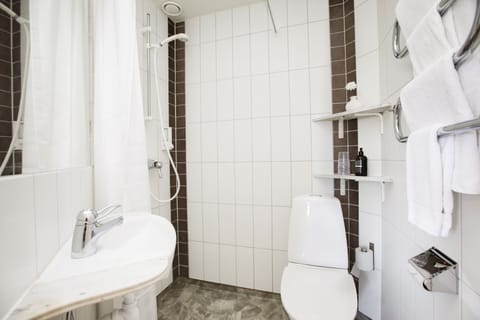 Apartment, 2 Bedrooms, Garden View | Bathroom | Designer toiletries, hair dryer, towels