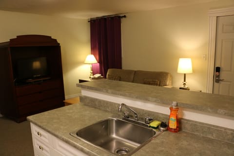 Suite | Private kitchen | Fridge, microwave, coffee/tea maker, electric kettle