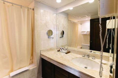 Deluxe Double Room | Bathroom | Combined shower/tub, deep soaking tub, rainfall showerhead, hair dryer