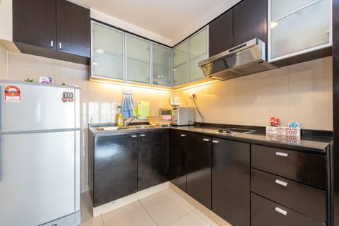 Family Studio Suite, 1 Bedroom | Private kitchen | Full-size fridge, microwave, stovetop, electric kettle