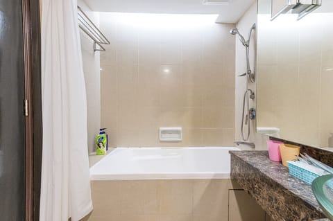 Family Studio Suite, 1 Bedroom | Bathroom | Combined shower/tub, free toiletries, hair dryer, towels