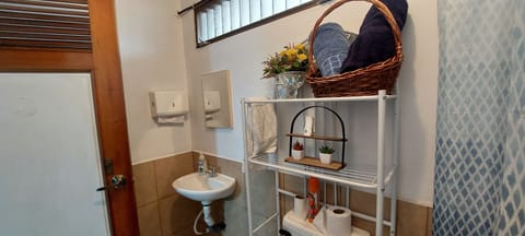 Family Room | Bathroom | Free toiletries, hair dryer, towels, soap