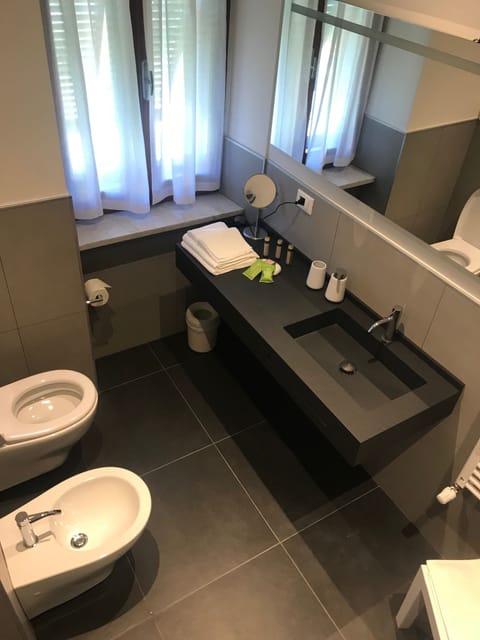 City Double Room | Bathroom | Shower, hair dryer, bidet, towels