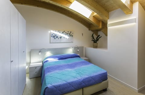 Duplex | In-room safe, free WiFi, bed sheets, wheelchair access