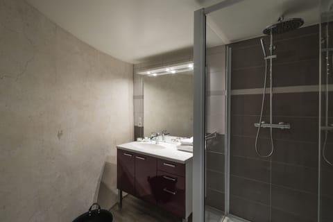 Superior Suite, Bay View | Bathroom | Shower, rainfall showerhead, eco-friendly toiletries, hair dryer