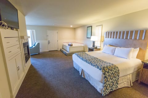 Deluxe Room, 1 King Bed, Jetted Tub, Partial Ocean View | Premium bedding, pillowtop beds, individually furnished