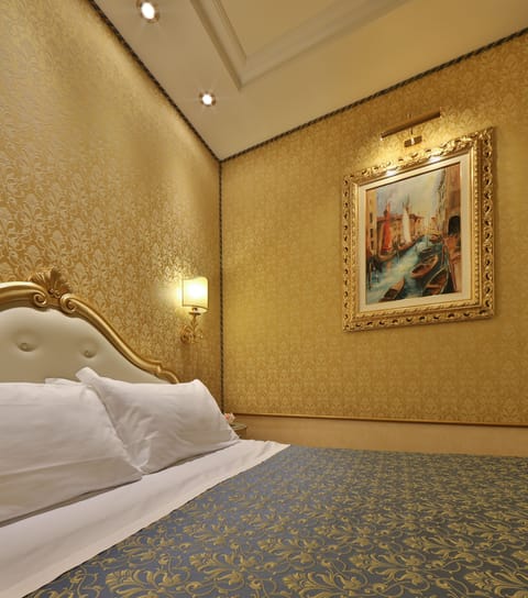Classic Double Room | Minibar, in-room safe, individually decorated, individually furnished