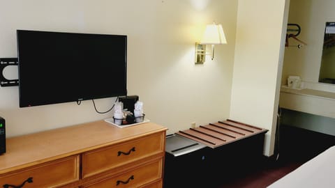 Desk, laptop workspace, iron/ironing board, free WiFi