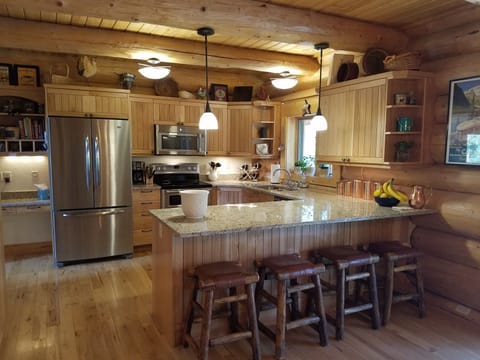 Modern appliances, breakfast bar