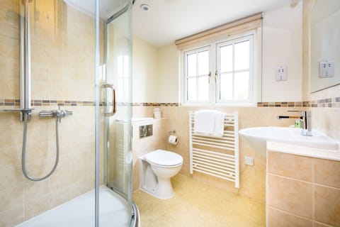 Business Double Room Single Use, 1 Double Bed, Ensuite, Garden View | Bathroom | Shower, hair dryer, towels