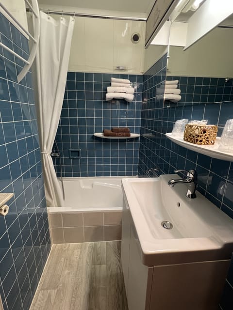 Triple Room, Private Bathroom | Bathroom | Free toiletries, hair dryer, towels