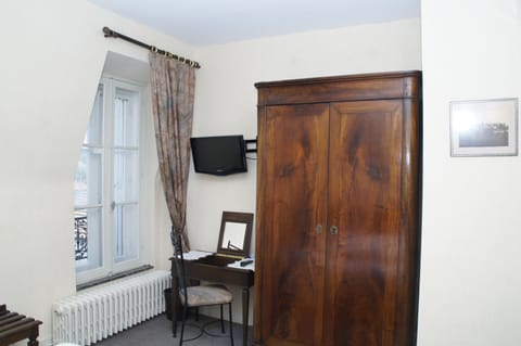 Double Room, 1 King Bed, Private Bathroom | Desk, soundproofing, free WiFi, bed sheets