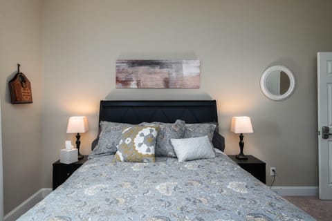 The Paul bedroom has an alcove for an optional twin rollaway bed.