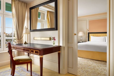 Deluxe Suite, 1 King Bed | 1 bedroom, Egyptian cotton sheets, premium bedding, down comforters