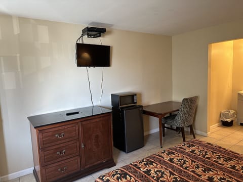 Superior Room, 1 Queen Bed | Living area | 32-inch flat-screen TV with cable channels, TV