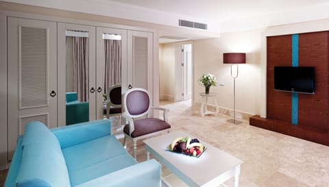 Family Suite | Minibar, in-room safe, free WiFi, bed sheets