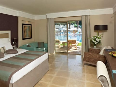 Standard Room, Pool Access | Minibar, in-room safe, free WiFi, bed sheets