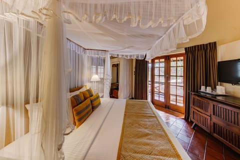 Jungle Chalet King | Egyptian cotton sheets, premium bedding, minibar, in-room safe