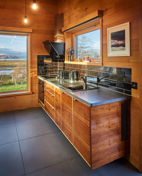 Deluxe Cabin, Ensuite, Sea View (Darach) | Private kitchen