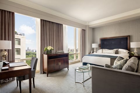 Junior Suite | Premium bedding, in-room safe, desk, blackout drapes