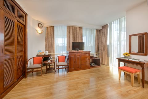 Superior Double Room, 1 King Bed, Non Smoking, Bathtub | Down comforters, minibar, in-room safe, individually furnished