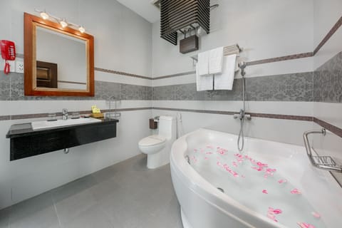 Executive Double Room, 1 King Bed, Bathtub, River View | Bathroom | Designer toiletries, hair dryer, slippers, bidet