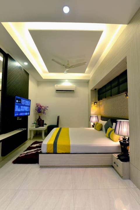 Deluxe Room, 1 King Bed, Accessible, City View | Individually decorated, individually furnished, desk, laptop workspace