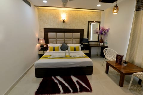 Deluxe Room, 1 King Bed, Accessible, City View | Individually decorated, individually furnished, desk, laptop workspace