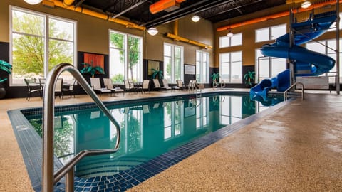 Indoor pool, sun loungers