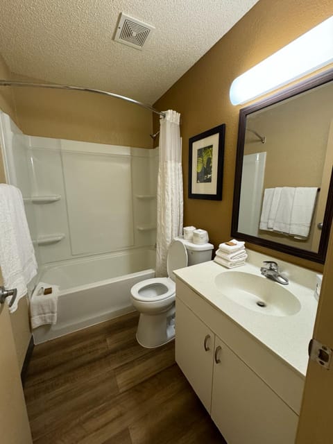 Combined shower/tub, free toiletries, hair dryer, towels