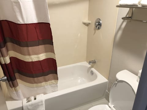 Combined shower/tub, towels