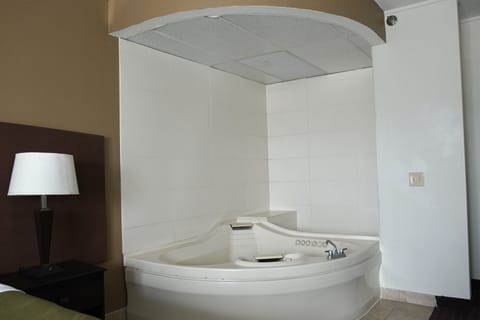 Standard 1 King Non Smoking | Bathroom | Jetted tub, free toiletries, hair dryer, towels