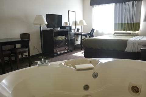 Standard 1 King Non Smoking | Bathroom | Jetted tub, free toiletries, hair dryer, towels