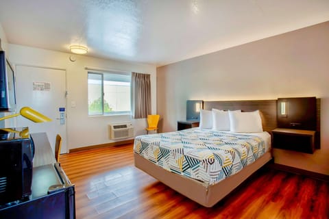 Deluxe Room, 1 Queen Bed, Non Smoking, Refrigerator & Microwave | Desk, free WiFi, bed sheets